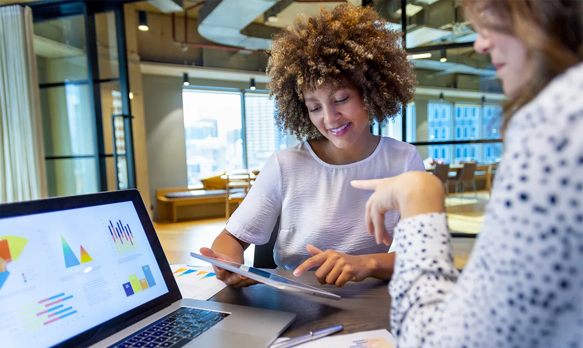 Online Brand Identity Development vs. Traditional Branding: Key Differences Explained